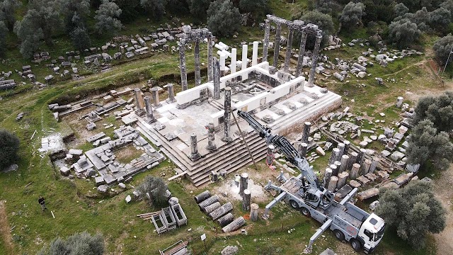 Μια αεροφωτογραφία δείχνει τους κίονες του ναού του Δία Λέσσινου στο Milas, Mugla, Türkiye, που αποκαθίστανται και γίνονται αντισεισμικά ανθεκτικοί, 26 Μαρτίου 2025. (AA Photo)