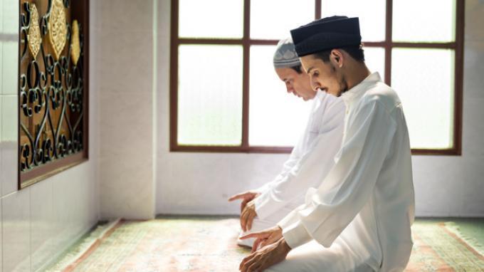 Ritual dan Adab Penyambutan Malam Tahun Baru 2023 dalam Ajaran Islam: Shalat Taubat dan Bacaan Shalat.