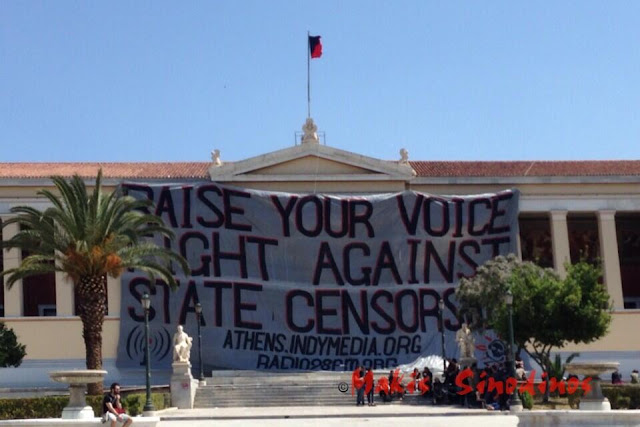Κατέβασαν την ελληνική σημαία σε ένδειξη διαμαρτυρίας για το κλείσιμο του Indymedia