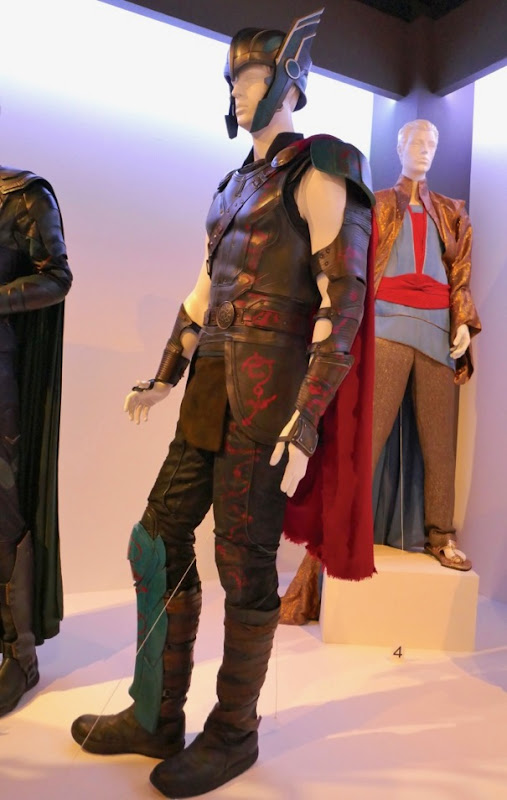 Chris Hemsworth Thor Ragnarok costume