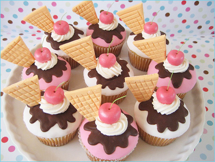 Cupcake sets can also be used as a birthday cake to make it more practical