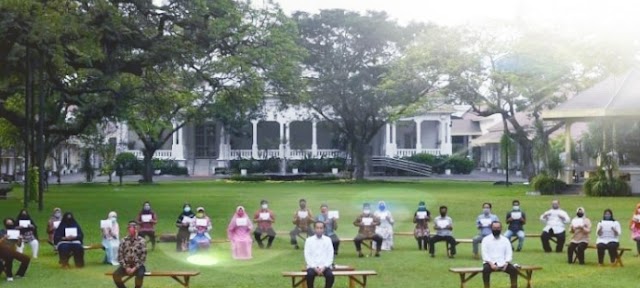 Presiden Joko Widodo Memberikan Bantuan Kepada UMKM Yang Terdampak Akibat Covid 19