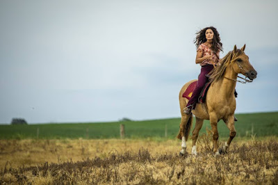 Durante as gravações de 'A Dona do Pedaço, Juliana Paes, intérprete de Maria da Paz, se mostra uma verdadeira amazona — Foto: TV Globo/João Miguel Jr.