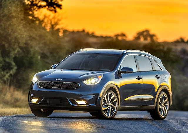 Front 3/4 view of the 2017 Kia Niro Touring