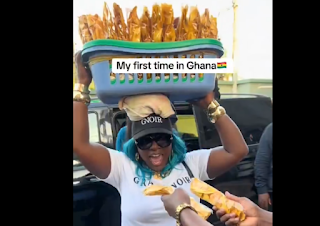 Spice pays street vendors with dollars while selling plantains chips in Accra