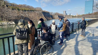 お堀から水鳥を観察している写真