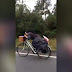 Furor por el video de una monja en bicicleta por una carretera de España a toda velocidad