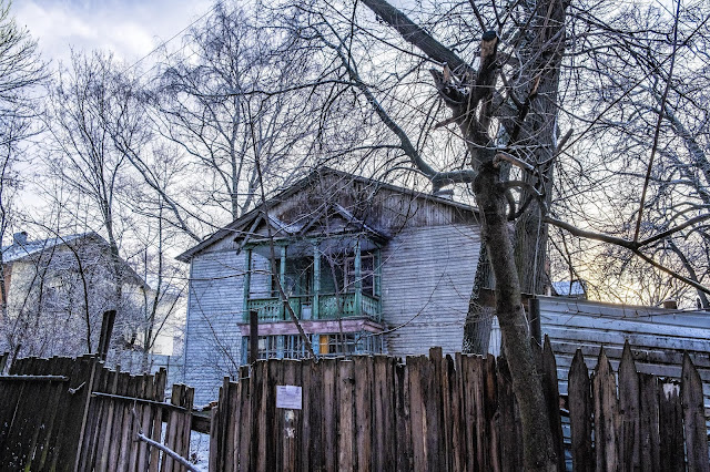 Деревянный дом с резным балконом