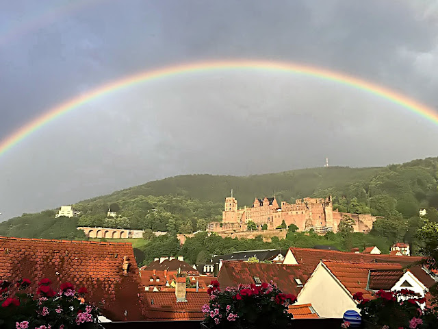 Schloss Heidelberg und Altstadt mit Regenbogen