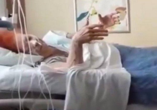 Com saúde debilitada, Beth Carvalho recebe roda de samba em hospital, veja vídeo: 