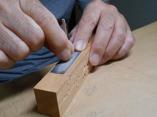 木製の手すり（ブリッジフチ材）を長さに加工する