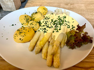 Stangenspargel weiß mit Sauce Hollandaise /シュパーゲルのホーランドソースと新じゃが ドイツの春野菜シュパーゲルとケーキでまったりランチ〜Bauerles Besen〜
