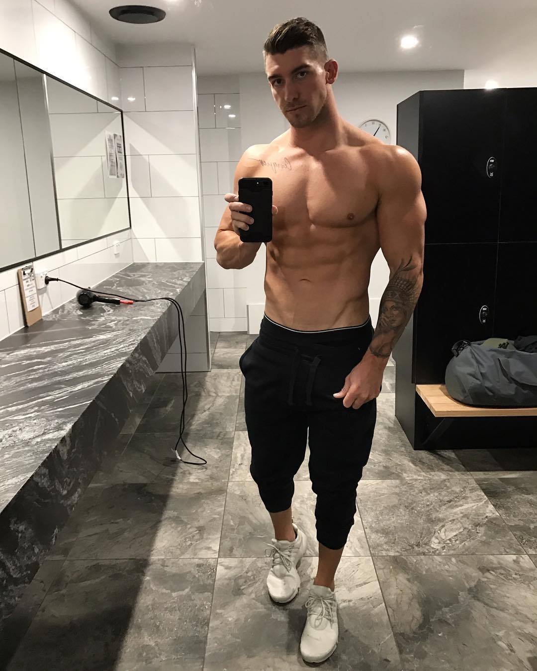 hot-shirtless-muscular-guy-blake-williamson-revealing-male-selfie