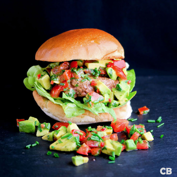 Recept Hamburger anders: met tartaar en avocado-tomaat-salsa