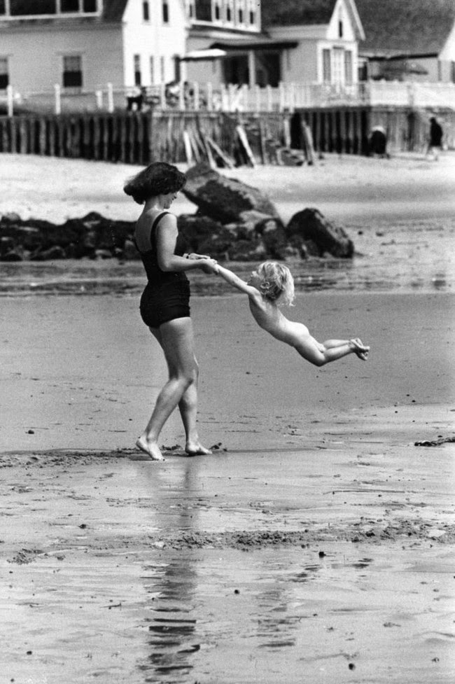 52 photos of women who changed history forever - A mother plays with her child on the beach. [c. 1950s]