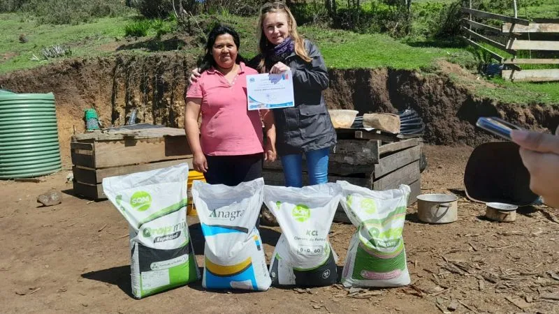 Mujeres de San Juan de la Costa reciben apoyo para sus emprendimientos