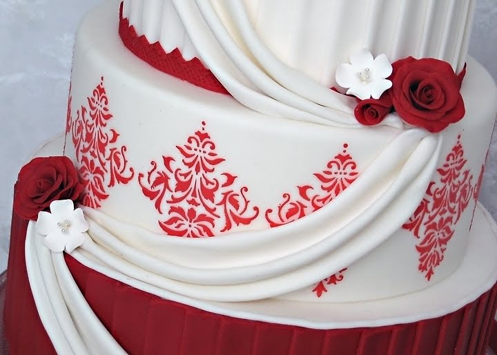 The damask print on the middle tier was done using a stencil and royal icing