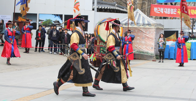 En medio del cambio de la guardia del palacio Deoksugung