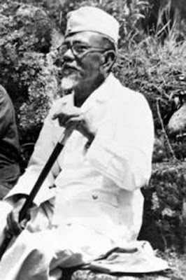 Biografi Haji Agus Salim           Haji Agus Salim adalah seorang pejuang kemerdekaan Indonesia. Pada tahun 1915, Salim bergabung dengan Sarekat Islam (SI), dan menjadi pemimpin kedua di SI setelah H.O.S. Tjokroaminoto. Agus Salim lahir dengan nama Mashudul Haq (berarti "pembela kebenaran"); lahir di Koto Gadang, Agam, Sumatera Barat, Hindia Belanda, 8 Oktober 1884, lahir dari pasangan Soetan Salim gelar Soetan Mohamad Salim dan Siti Zainab. Jabatan terakhir ayahnya adalah Jaksa Kepala di Pengadilan Tinggi Riau.  Sebagai anak seorang jaksa, tentunya Agus Salim lebih beruntung dibanding anak yang  lain karena dengankedudukan keluarganya yang terhormat ini, ia bisa bersekolah  tinggi Belanda dengan tanpa hambatan. Agus Salim juga dikenal sangat pandai di  sekolahnya. Ketika remaja, Agus Salim telah menguasai tujuh bahasa asing yaitu  Belanda, Inggris, Arab, Turki, Perancis, Jepang, dan Jerman.   Karena kecerdasan Agus Salim itulah pada 1903 beliau berhasil lulus dengan predikat  lulusan terbaik SMA atau HBS (Hogere Burger School) dimana saat itu masa belajar  Sekolah Menengah adalah 5 tahun diusianya yang masih belia yaitu 19 tahun. Agus  Salim menjadi lulusan terbaik di tiga kota yaitu Surabaya, Semarang, dan Jakarta. Setelah lulus HBS maka Agus Salim menyampaikan minatnya untuk meneruskan sekolah ke  Belanda