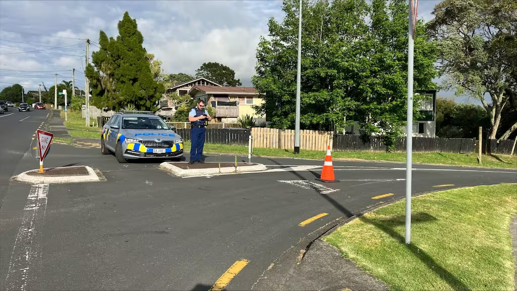 Cảnh sát bảo vệ hiện trường trên đường Beauchamp Drive sau cái chết 'không rõ nguyên nhân' ở Massey, Auckland lúc nửa đêm