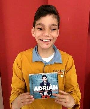 Foto de Adrián Martín Vega con su primer disco