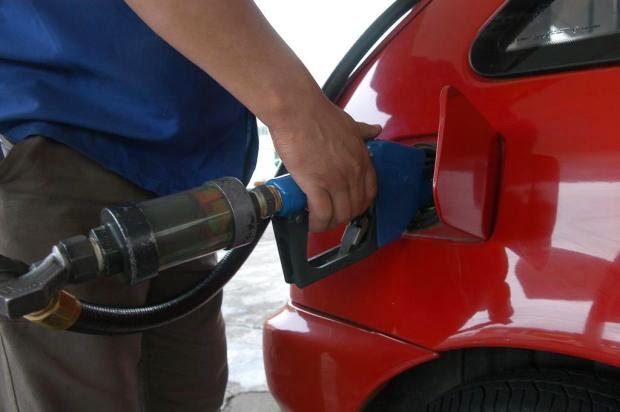 Preço da gasolina no Brasil está quase 70% acima do internacional