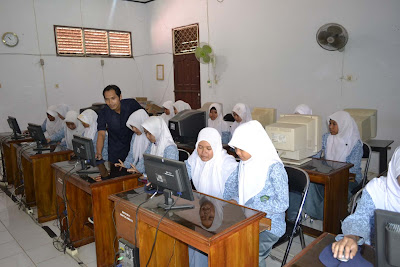 Suasana Belajar Di Ruang Komputer MAN Cilamaya