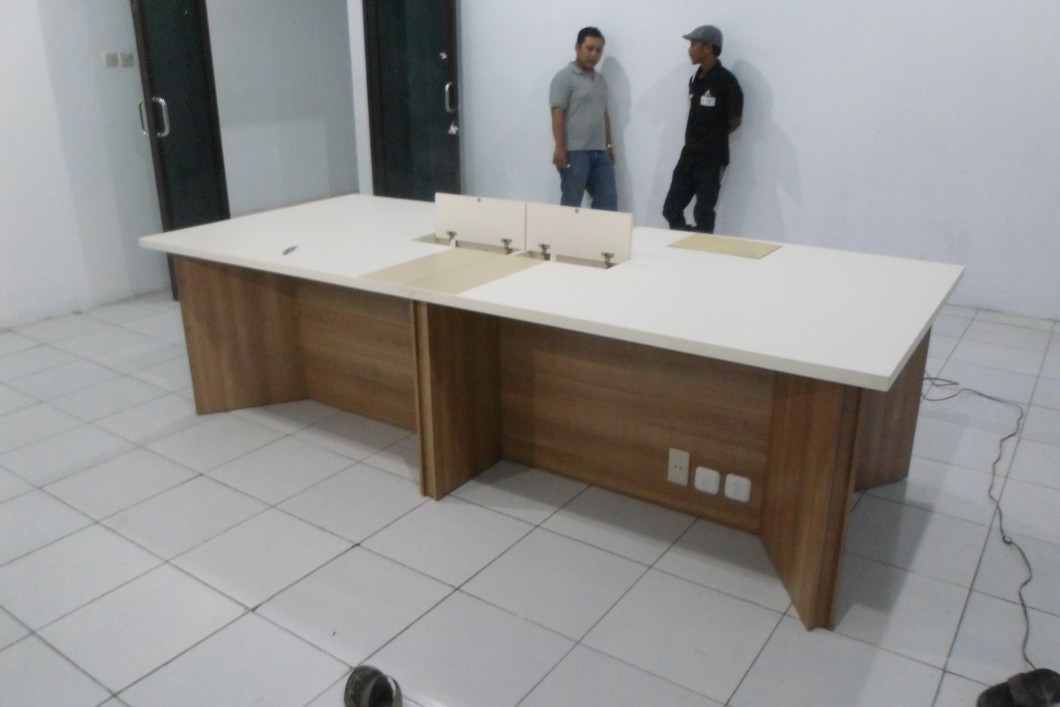  Meja  Rapat Conference Table Dengan Koneksi Listrik dan LAN 