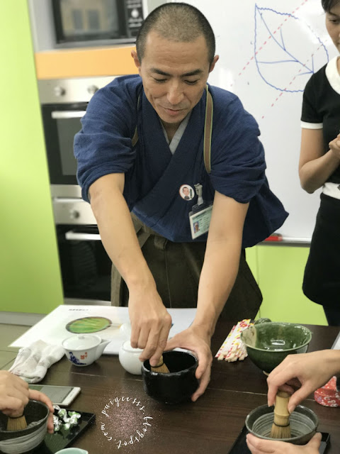 toshiya-nakabo-whisking-matcha