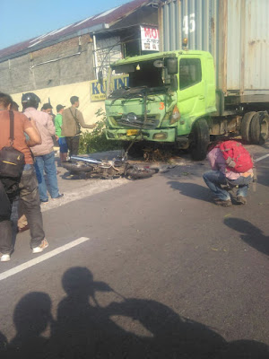 kecelakaan truk tronton di metro square