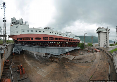 Elevador barcos Rusia Yenisei Krasnoyarsk passage of ships dam Russia