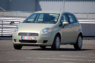 Une Fiat Punto de couleur beige