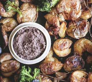 BATATAS  AO  MURRO  COM  PASTA  DE  AZEITONAS  PRETAS