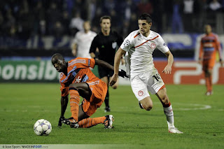 Kevin Mirallas advances towards the french defence.