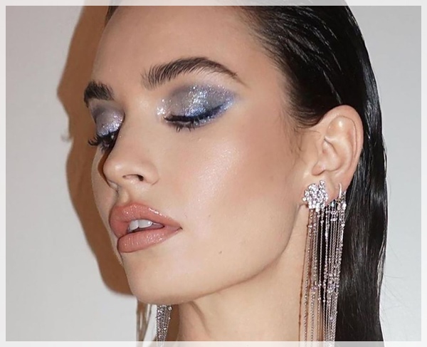 Trend make up 2023 futuristic metallics