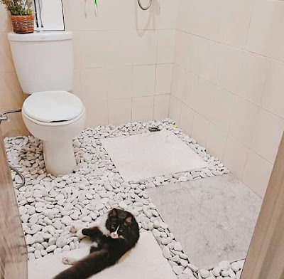 Lantai kamar mandi batu putih yang lucu
