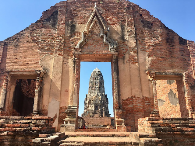 Kiến trúc Wat Ratchaburana tương đồng với rất nhiều đền đài khác thời Angkor như Phnom Bakheng, Preah Rup, Baphuon, TaKeo, Angkor Wat… được gọi là đền núi, bởi những tòa tháp của đền là hình ảnh mô phỏng ngọn núi thiêng Meru, nơi thần linh ngự trị. 