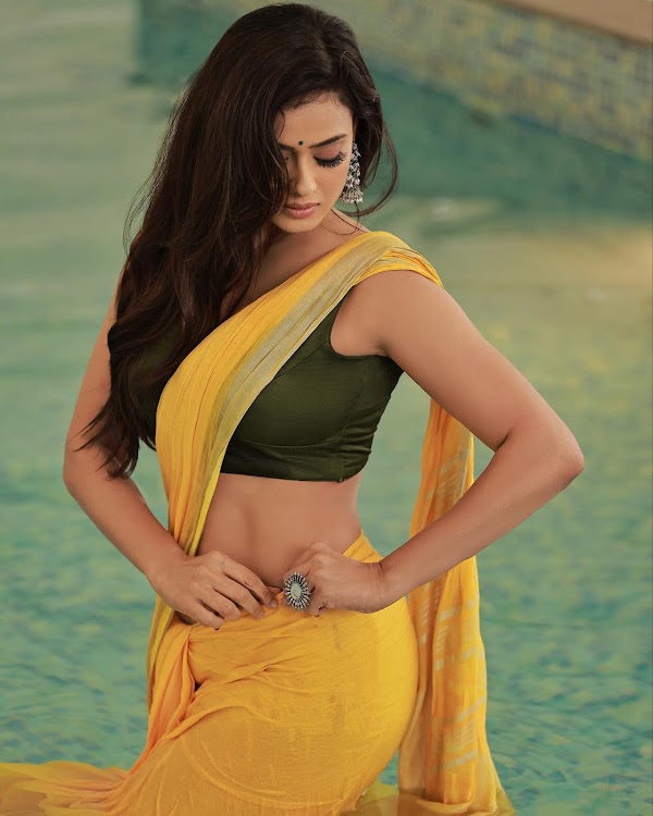 Shweta Tiwari yellow saree sleeveless blouse hot indian tv actress