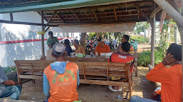 Bhabinkamtibmas Polsek Pasekan Gelar Dialog Kamtibmas Bersama Warga di Warung Kopi