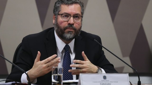 Araújo assinou documento para contratar funcionário sem diploma com salário de até R$ 34 mil