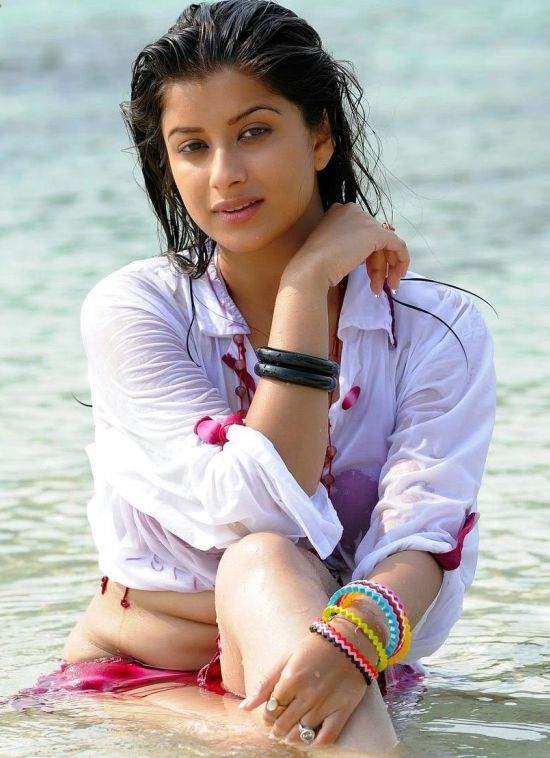 Celeb PHOTO » Hot Telugu Actress Madhurima Bikini