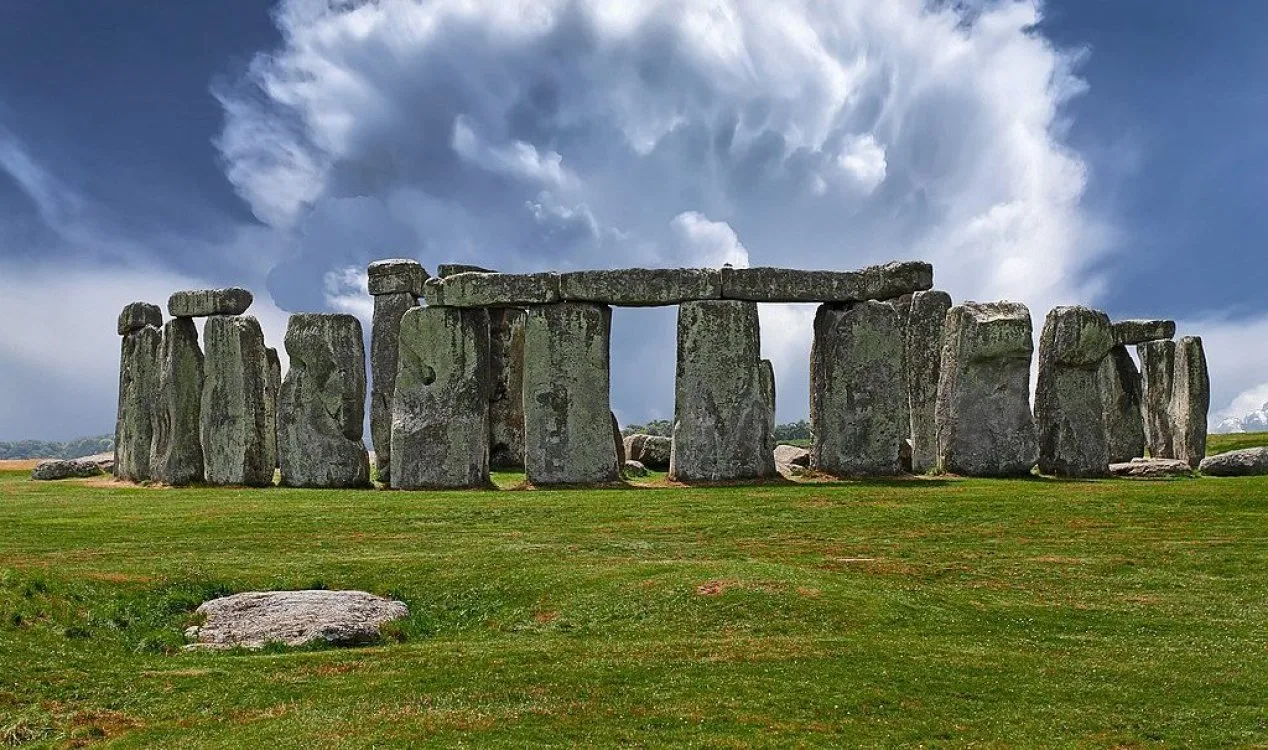 Stonehenge pode ter se alinhado tanto com a Lua quanto com o Sol.