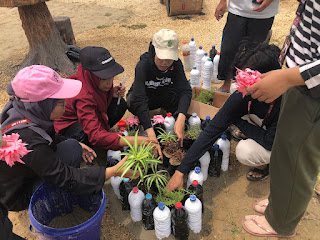 Pembuatan Pot Bunga Ecobrick di Pantai Biru Desa Telaga Biru oleh Mahasiswa UTM