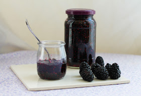 Food Lust People Love: Quick blackberry jam is so easy that you can have homemade jam in less than 25 minutes. Seriously. That doesn’t count cooling time but those extra minutes will teach you patience, young grasshopper. Good things do come to those wait!
