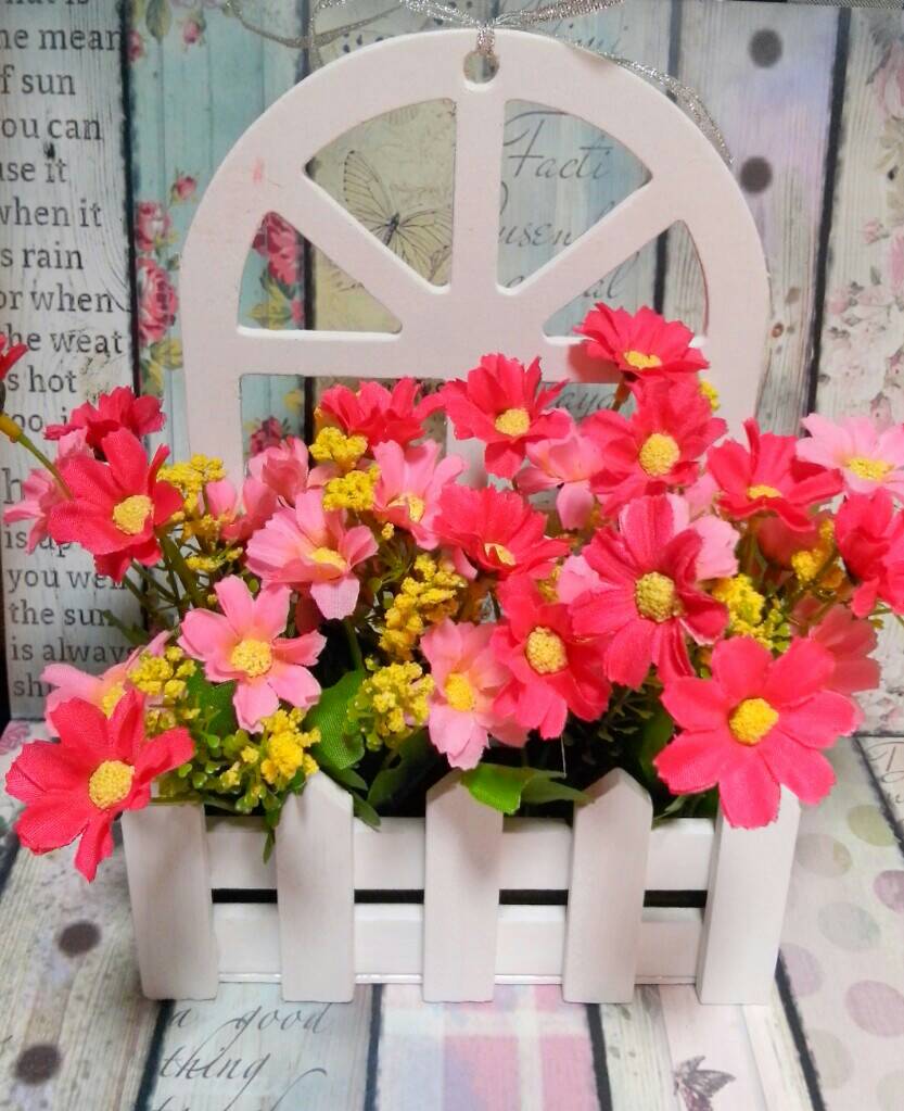 Vas Gantung Dengan Bentuk Menyerupai Pagar Taman Dengan Bunga