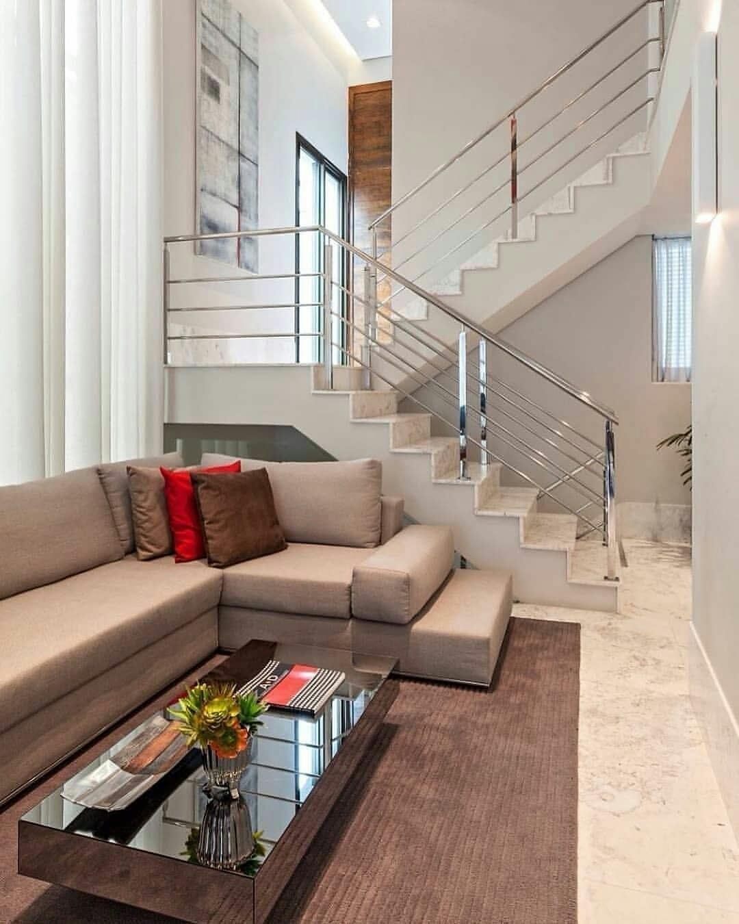 contoh desain ruang keluarga bawah tangga terbaru