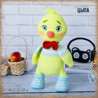 игрушка птица цыпленок цыпа с магнитофоном в наушниках toy bird chicken chick with a tape recorder in headphones pintinho de galinha com um gravador em fones de ouvido