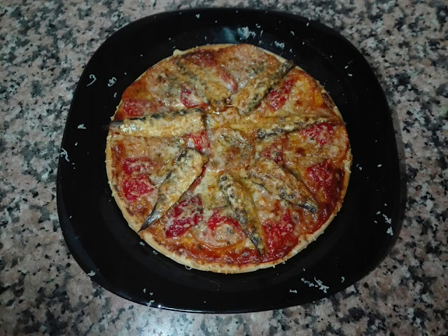 imagen de pizza de sardinas con pimientos morrones y queso rayado gratinado