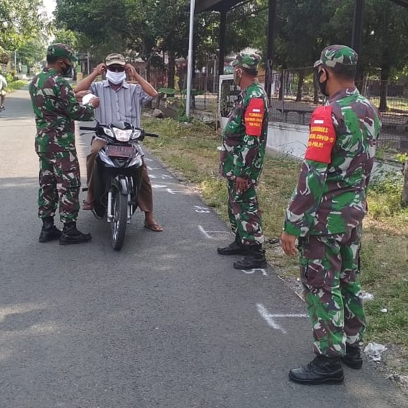 Anggota Koramil Manisrenggo Lakukan Patroli Protokol Kesehatan