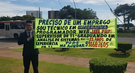 Analista de TI que fez faixa pedindo emprego, consegue trabalho no DF.